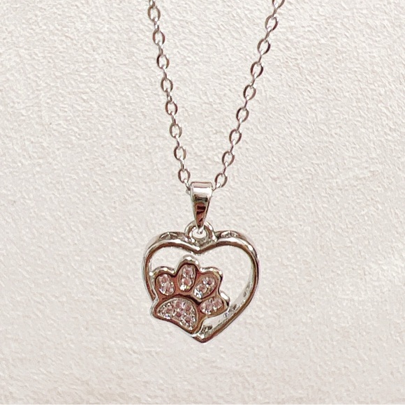 Jewelry - ✨ New cute paw 🐾 pink stones in the heart necklace
